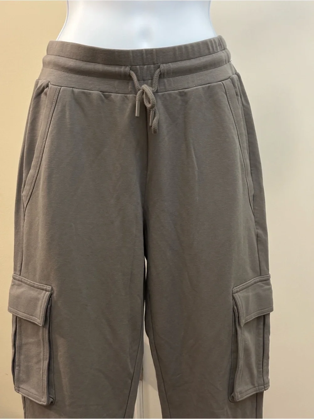 ALO Yoga Women's Cargo Joggers in Taupe Gray size Small